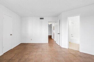 210 Lake Pointe Dr, Unit 103 in Oakland Park, FL - Building Photo - Building Photo