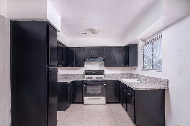 1317 Bernard St in Bakersfield, CA - Building Photo - Building Photo