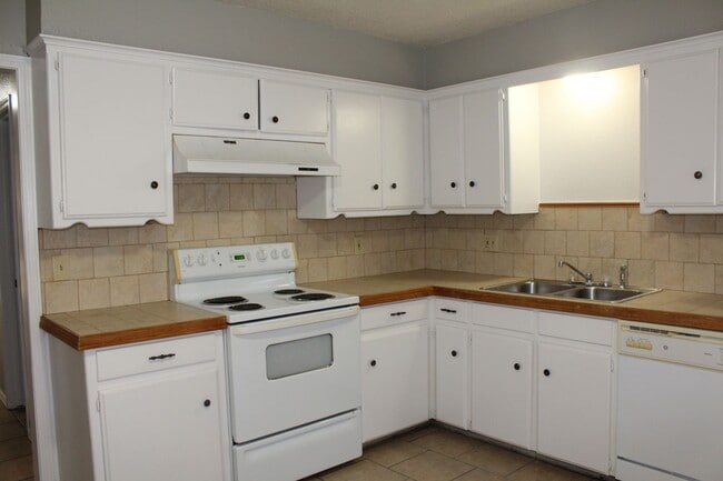 4026 Parkwoods Ln in Midwest City, OK - Building Photo - Building Photo