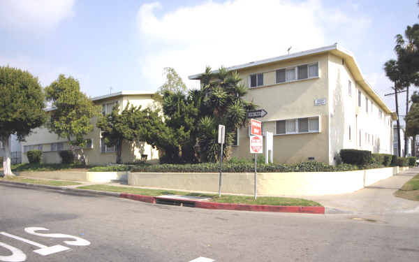 10242 Darby Ave in Inglewood, CA - Foto de edificio