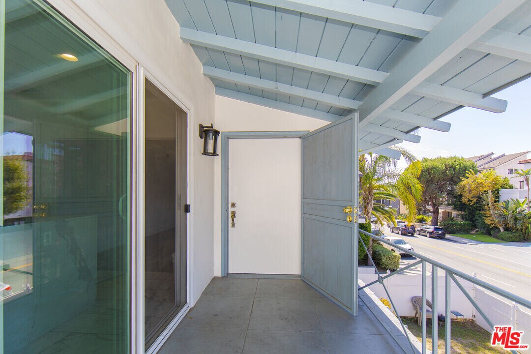 1040 N Crescent Heights Blvd in West Hollywood, CA - Building Photo