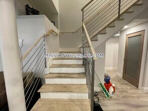 407 Dudley St, Unit 1 in Boston, MA - Foto de edificio - Building Photo