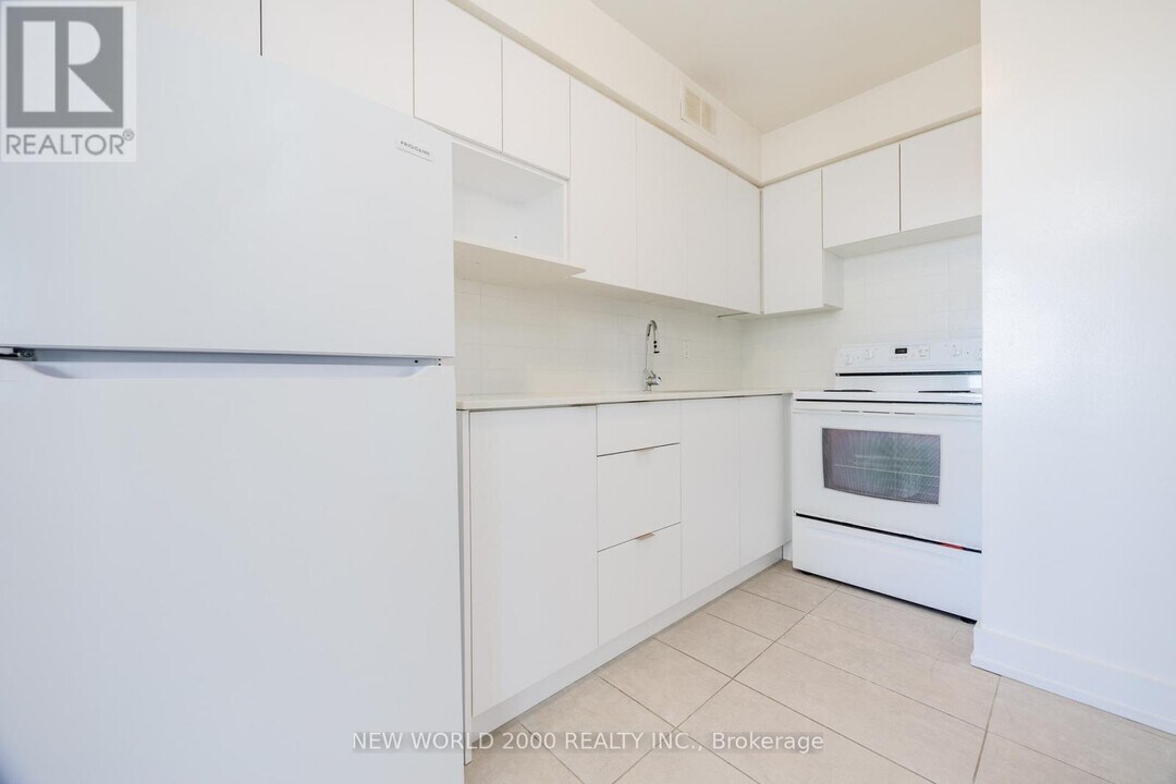 33 Erskine Ave in Toronto, ON - Building Photo