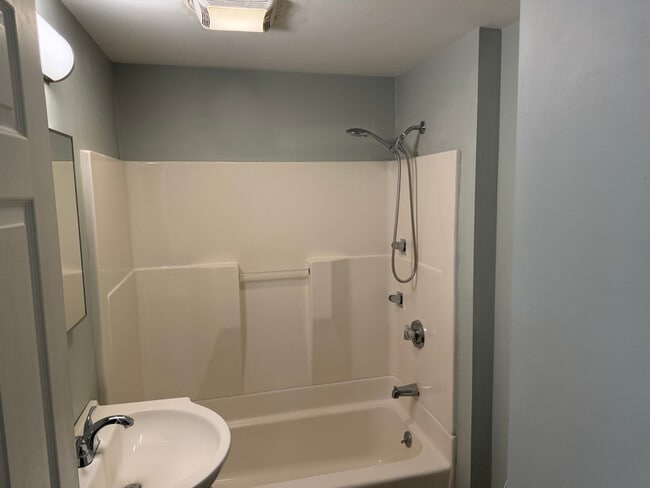 100 Main St, Unit 20 in Newmarket, NH - Building Photo - Building Photo