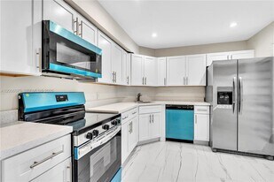 3360 Spanish Moss Terrace in Lauderhill, FL - Building Photo