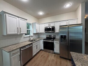 1736 W Walnut St in Tampa, FL - Building Photo - Building Photo