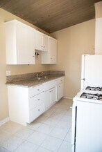 121 W Arrellaga St, Unit 005 in Santa Barbara, CA - Building Photo - Building Photo