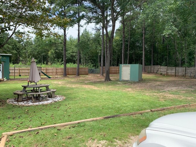 Cute 3 Bedroom Home on over an Acre in Ope in Opelika, AL - Building Photo - Building Photo