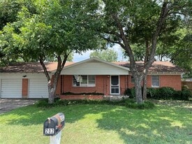 202 N 5th St in Midlothian, TX - Building Photo