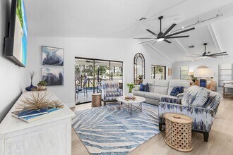 663 110th Ave N in Naples, FL - Foto de edificio - Building Photo