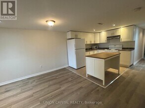 26 Blackthorne Ave in Hamilton, ON - Building Photo - Building Photo