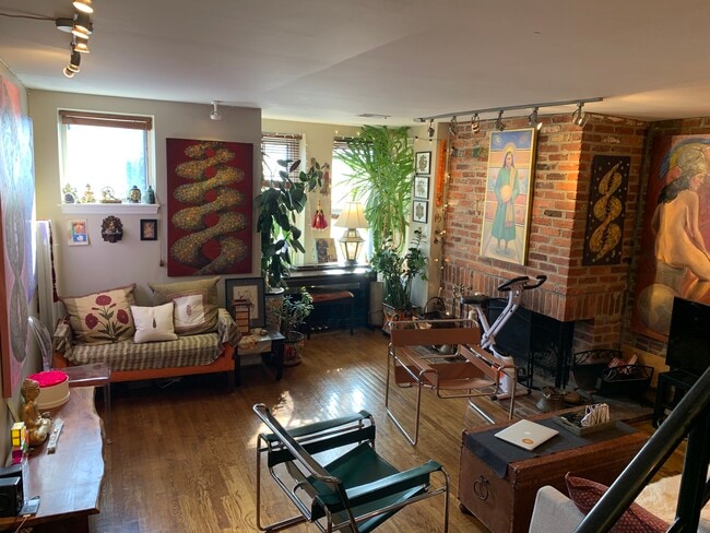 410 11th St NE, Unit 24 in Washington, DC - Foto de edificio - Building Photo