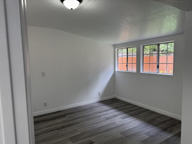 2435 W Broadway in Anaheim, CA - Foto de edificio - Building Photo