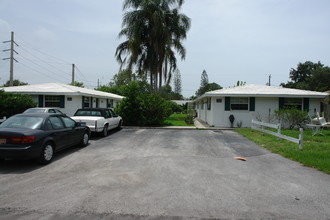 2040 Sandrala Dr in Sarasota, FL - Foto de edificio - Building Photo