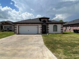 2865 Amber Ave in Groves, TX - Building Photo