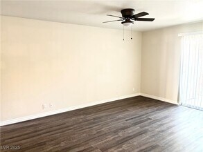 5260 River Glen Dr in Las Vegas, NV - Building Photo - Building Photo