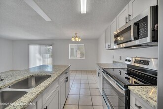 451 Mercury Ave SE, Unit 102 in Palm Bay, FL - Foto de edificio - Building Photo