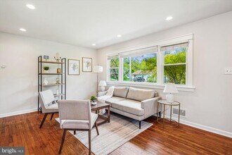 1021 Maple Ave in Rockville, MD - Building Photo - Building Photo