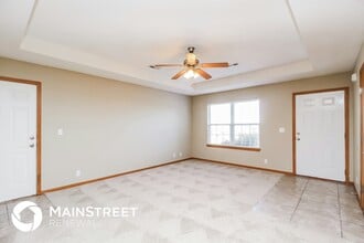 211 Golfview Dr in Pleasant Hill, MO - Foto de edificio - Building Photo