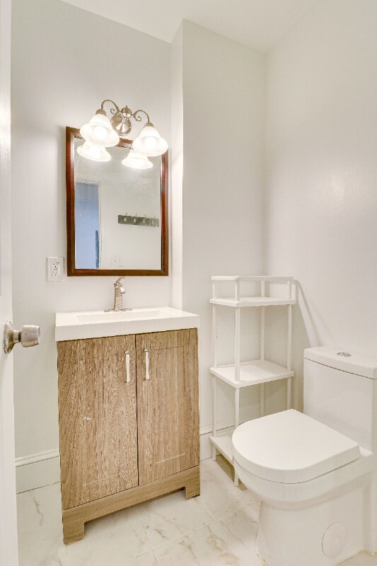 409 Constitution Ave NE in Washington, DC - Foto de edificio - Building Photo