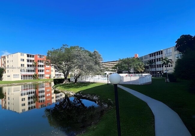 1680 NE 191st St in Miami, FL - Foto de edificio - Building Photo