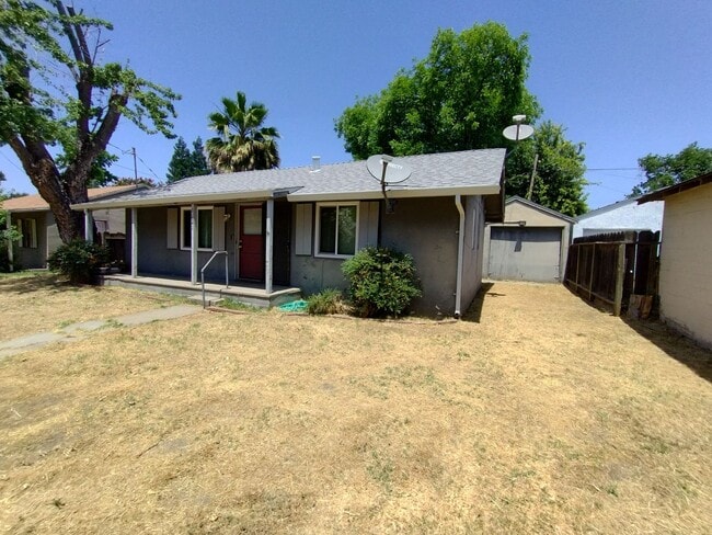 1115-1121 El Vecino Ct in Modesto, CA - Building Photo - Building Photo