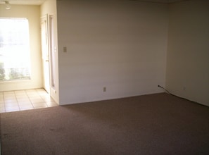 5 Dallas Ct in Angleton, TX - Foto de edificio - Building Photo