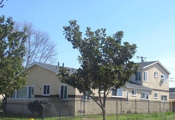 318 W Valencia Dr in Fullerton, CA - Foto de edificio