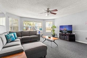 2745 N Poinciana Blvd in Kissimmee, FL - Building Photo - Building Photo