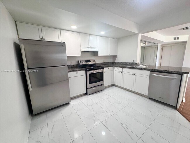 5801 Riverside Dr in Coral Springs, FL - Building Photo - Building Photo