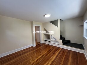 215 Cedar St, Unit 2R in Somerville, MA - Foto de edificio - Building Photo