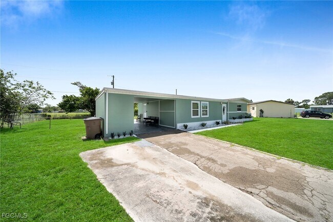 102 Oleander Rd in Lehigh Acres, FL - Foto de edificio - Building Photo
