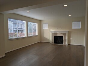 27333 15th Ct S in Des Moines, WA - Foto de edificio - Building Photo