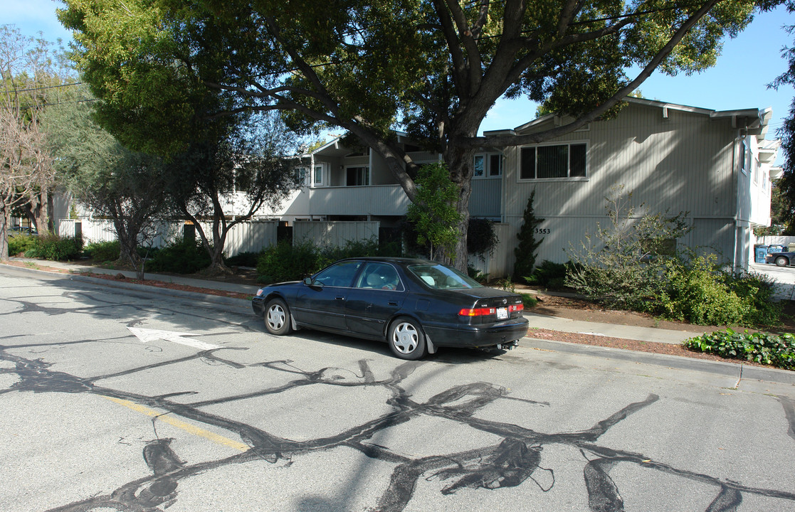 3553 Alma Street in Palo Alto, CA - Foto de edificio