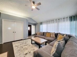 7122 River Garden Dr in Houston, TX - Building Photo - Building Photo