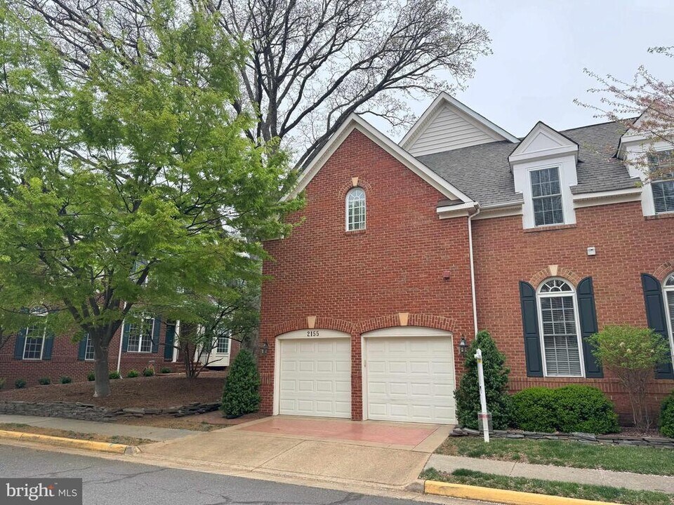 2155 Harithy Dr in Dunn Loring, VA - Building Photo