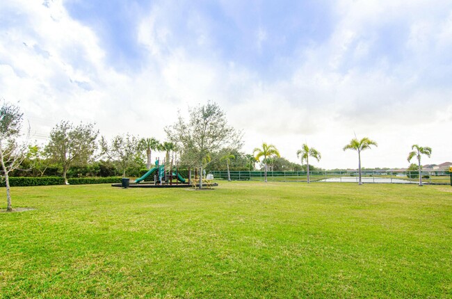 5600 NW Pine Trail Cir in Port St. Lucie, FL - Building Photo - Building Photo