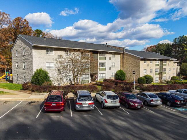 Forest Village Apartments in Fredericksburg, VA - Foto de edificio - Building Photo