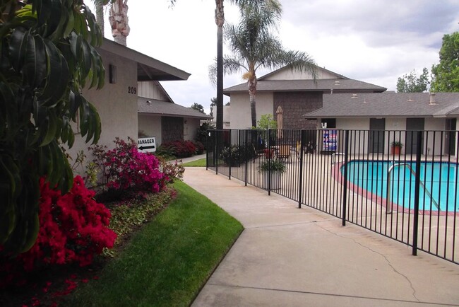 Mountain Shadow Apartments in Glendora, CA - Building Photo - Building Photo