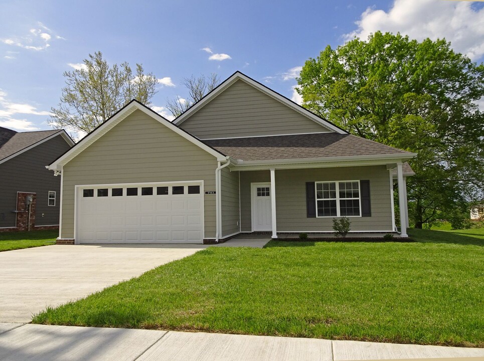 741 W Coker Way in Spring Hill, TN - Building Photo