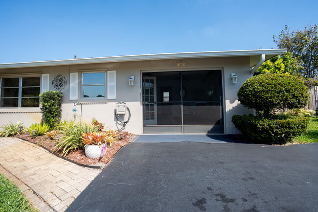 11 Windsor Rd E in Jupiter, FL - Foto de edificio - Building Photo