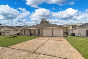 7218 Foxway Ln in Humble, TX - Building Photo