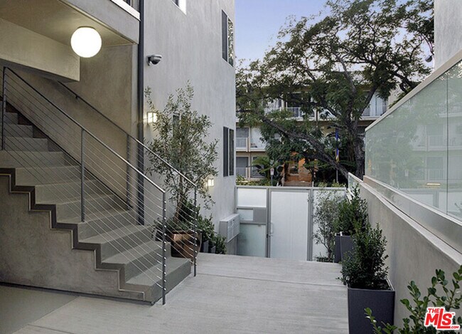 1418 N Poinsettia Pl in Los Angeles, CA - Building Photo - Building Photo