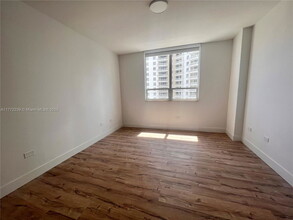 870 Brickell Bay Dr in Miami, FL - Building Photo - Building Photo