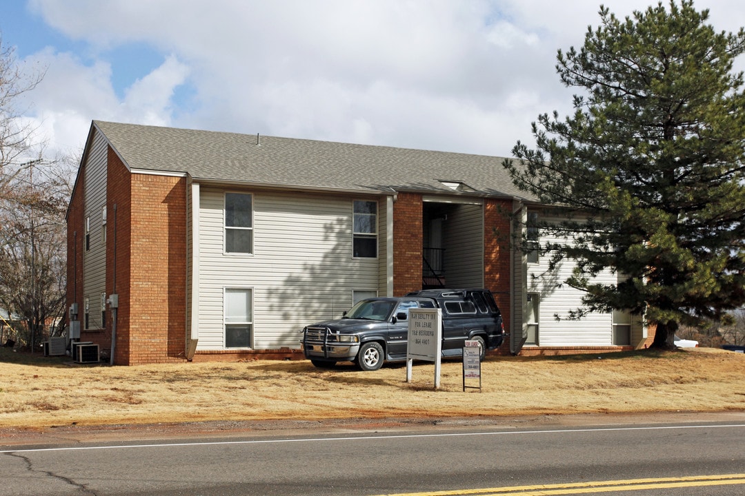 905 S Main St in Noble, OK - Building Photo