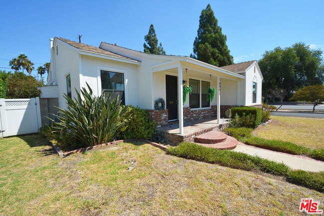 16901 Hart St in Los Angeles, CA - Building Photo - Building Photo