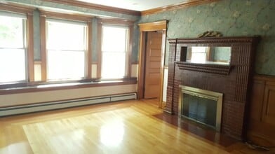 30 Lyman St, Unit 1 in Waltham, MA - Foto de edificio - Building Photo