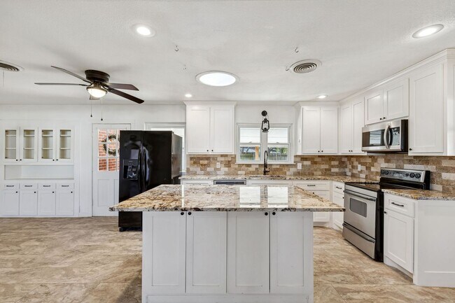 5404 Ira St in Haltom City, TX - Building Photo - Building Photo