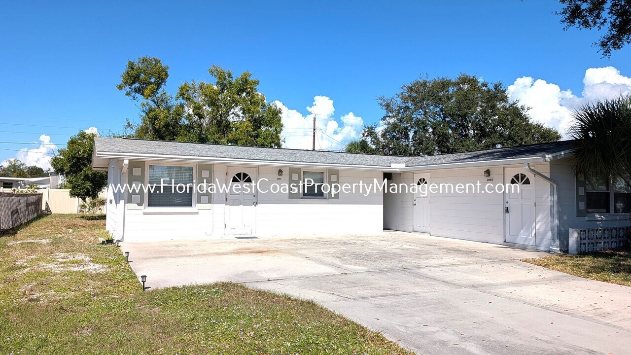 2051 Jo an Dr in Sarasota, FL - Building Photo