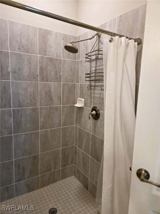 17665 Kinzie Ln in Estero, FL - Foto de edificio